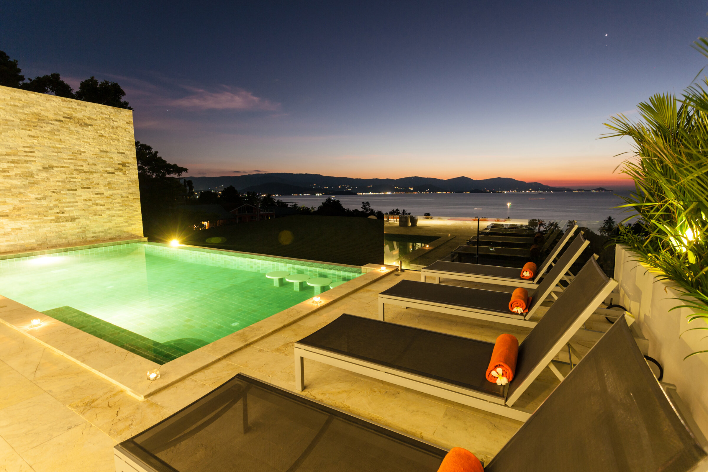 Villa Daizo minimalist white master bedroom design